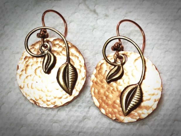 HAMMERED COPPER AND ANTIQUE LEAVES EARRINGS