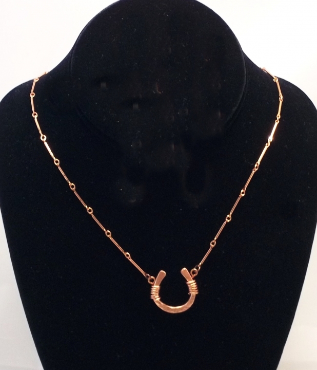 FEELIN' LUCKY HORSESHOE NECKLACE